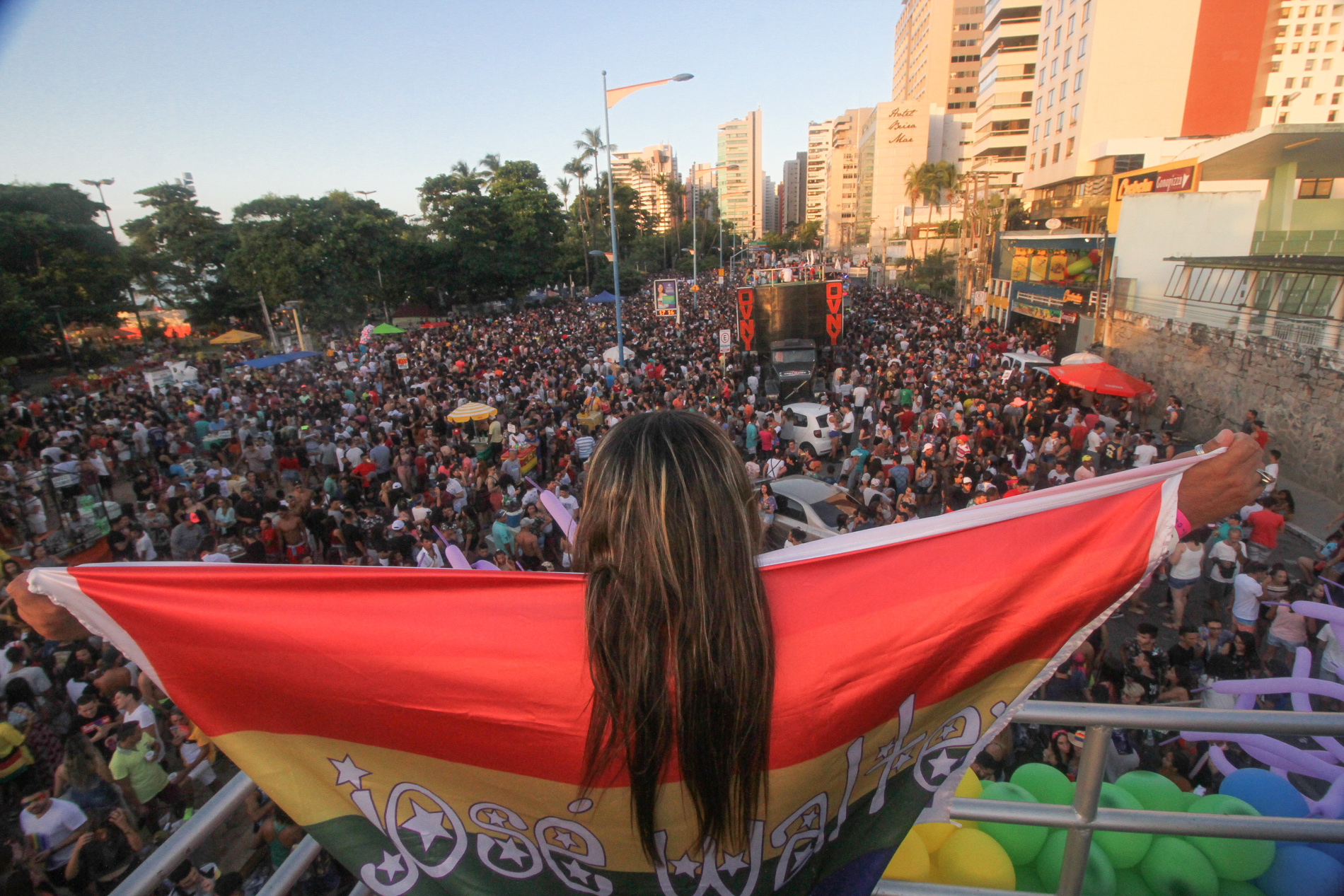 imagem de pessoas na avenida beira mar